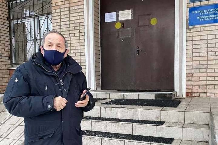 К задержанным после несогласованного митинга петербуржцам не пускали адвокатов