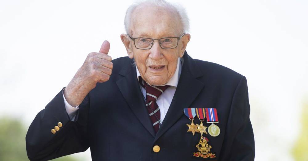 В Великобритании 100-летний мужчина, который собрал для медиков миллиона фунтов, заболел коронавирусом