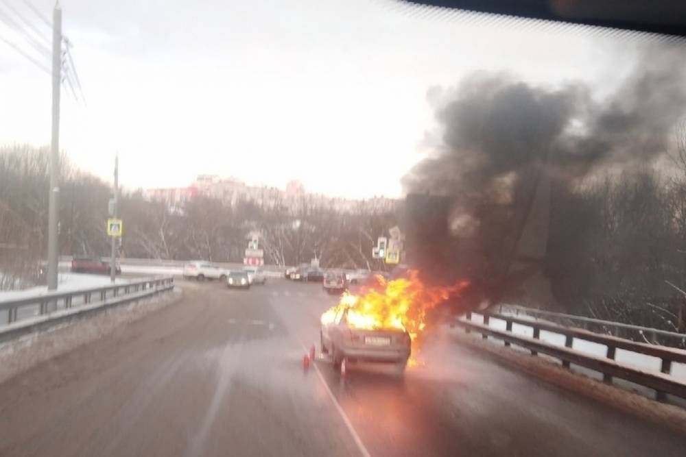 В Туле на улице Демонстрации произошел пожар автомобиля