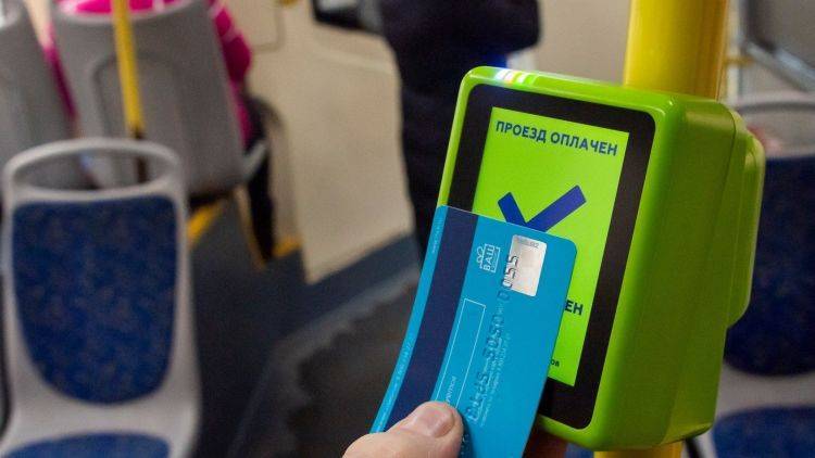 В Крыму дети оплачивают проезд банковской картой семь тысяч раз в день