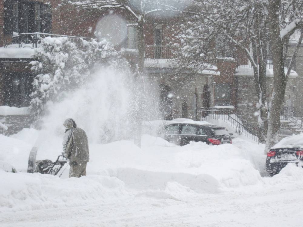 В Петербурге после снегопада снег убирают почти 900 машин