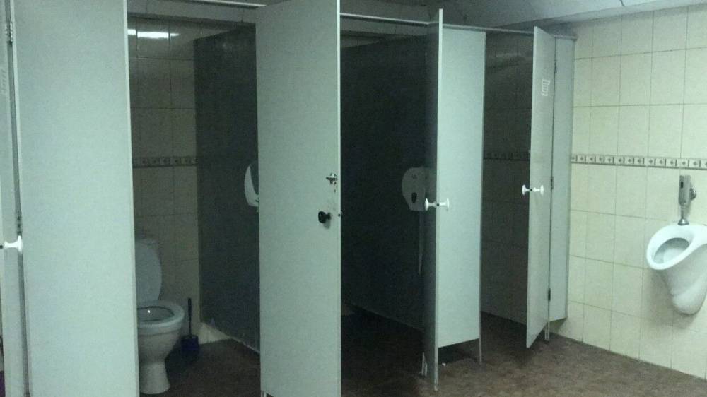 Москвич всю ночь пролежал в туалете после "банкета" с приятелем