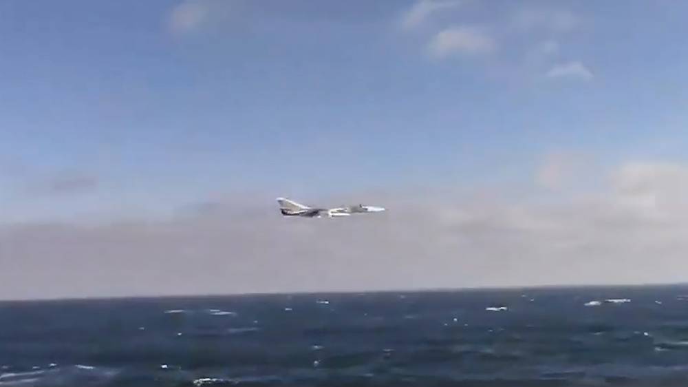 Появились кадры полета российского Су-24 над эсминцем "Дональд Кук"