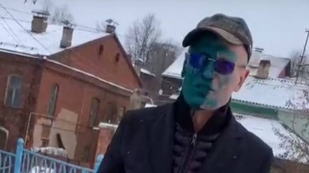 Экс-мэра новгородского города Боровичи облили зеленкой