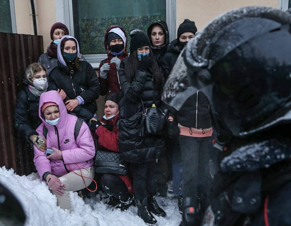 В Москве полиции избила дубинками женщин, зажатых в угол