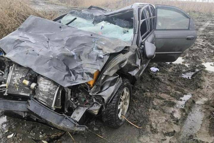 В Краснодарском крае двое человек погибли при падении автомобиля в канал