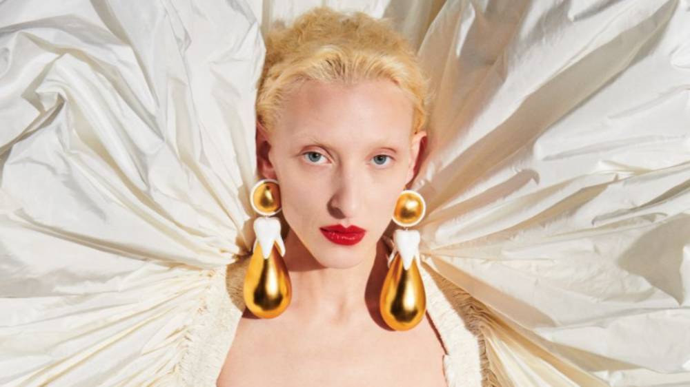 Золотой глиттер, мокрые укладки и красный лак для губ: 5 эффектных образов с парижской Недели моды