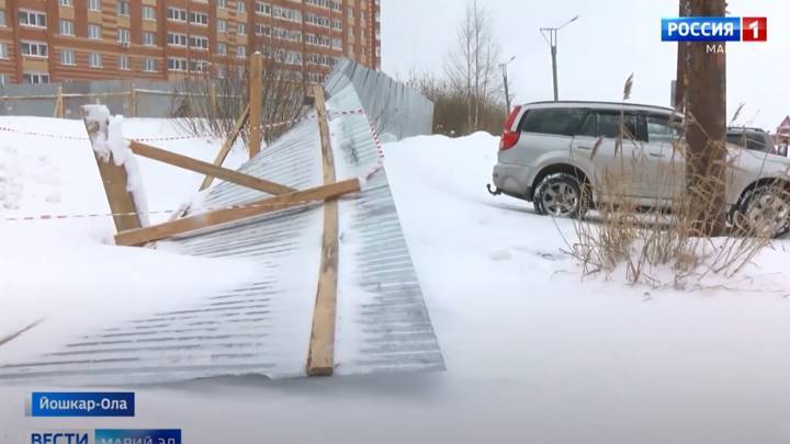 В Йошкар-Оле из-за шквалистого ветра на автомобили упал строительный забор