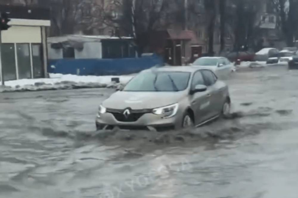 Одессу затопил растаявший снег: машины вынуждены буквально плыть по дорогам (видео)