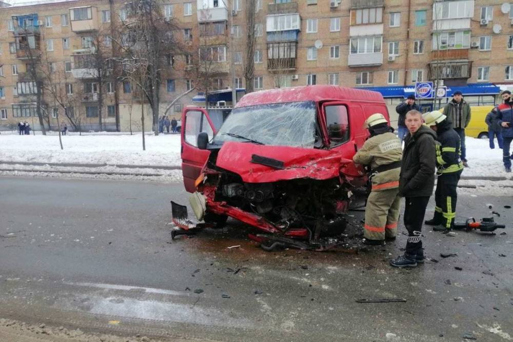 В Киеве пьяный водитель микроавтобуса попал в ДТП с грузовиком: фото и видео