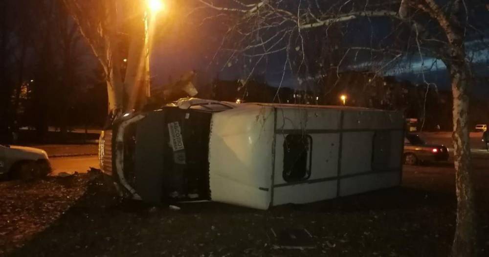 В Донецкой области перевернулся автобус с людьми: у водителя за рулем случился инфаркт