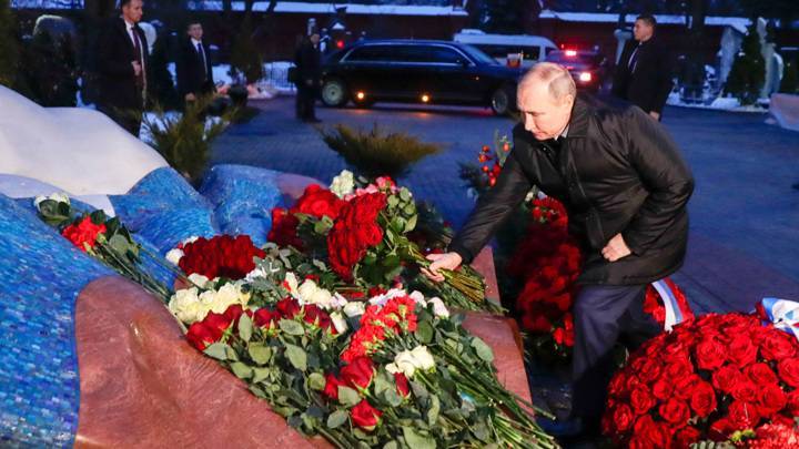 Путин возложил цветы на могилу Ельцина