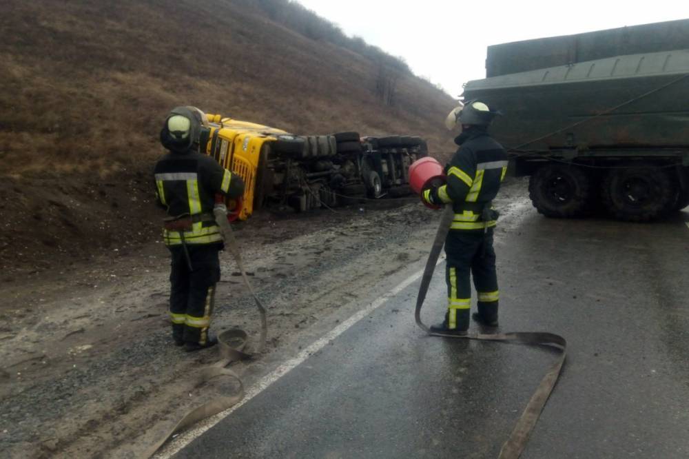 На трассе в Луганской области в ДТП попал грузовик с 26 тоннами мазута (фото и видео)