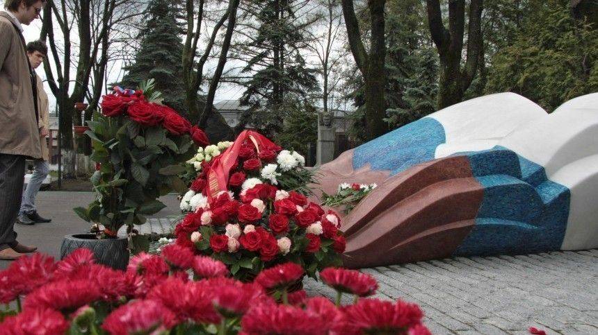Владимир Путин возложил цветы к могиле Бориса Ельцина — видео