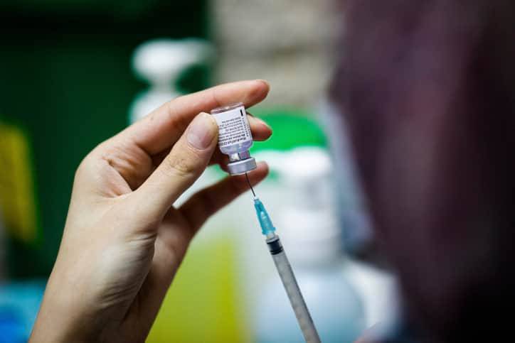 В Англии вакцину от коронавируса предложили уже во всех домах престарелых и мира