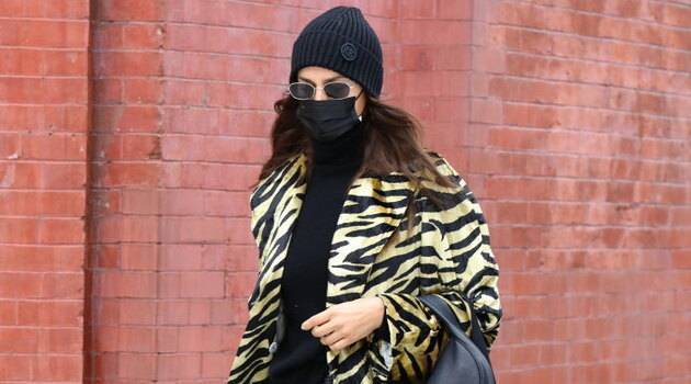 Этой весной носите «тигровое» пальто с кожаными брюками, как Ирина Шейк