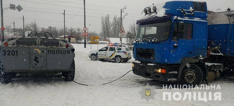 На въезде в Киев из-за снега застряло почти полторы тысячи фур
