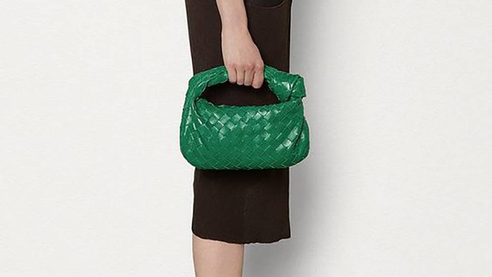Популярная сумка нового сезона – Bottega Veneta The Mini Jodie: стильные выходы инфлюенсеров