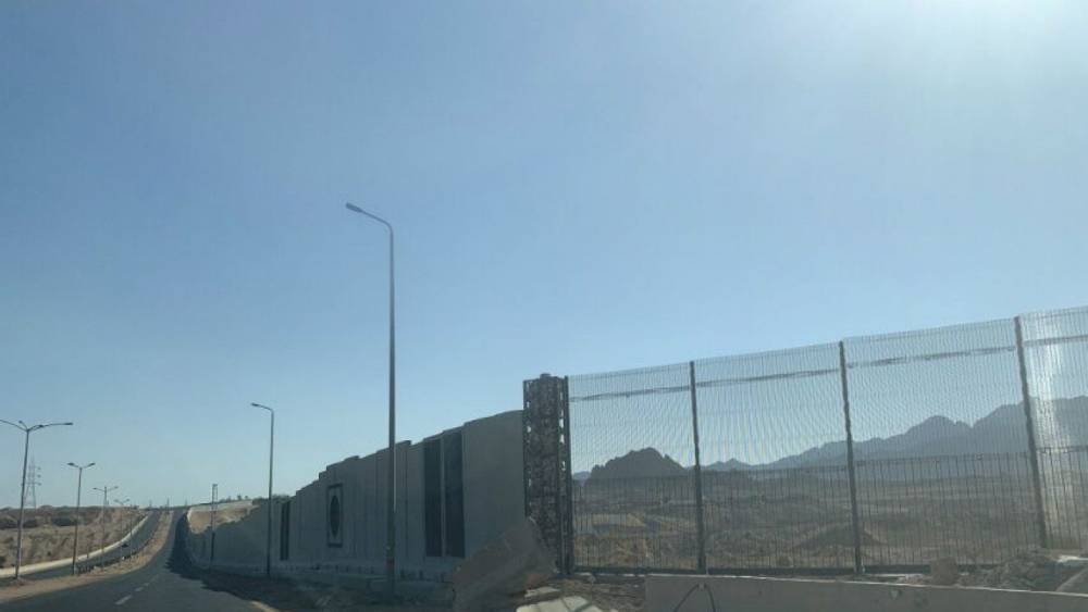 Шарм-эль-Шейх обнесли 36-километровым бетонным забором с колючей проволокой
