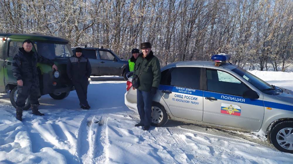 В Воронежской области спасли застрявшую в мороз на заснеженной дороге семью пенсионеров