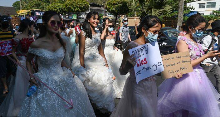 Красноречивый "протест невест": в Мьянме не утихают митинги против военного переворота