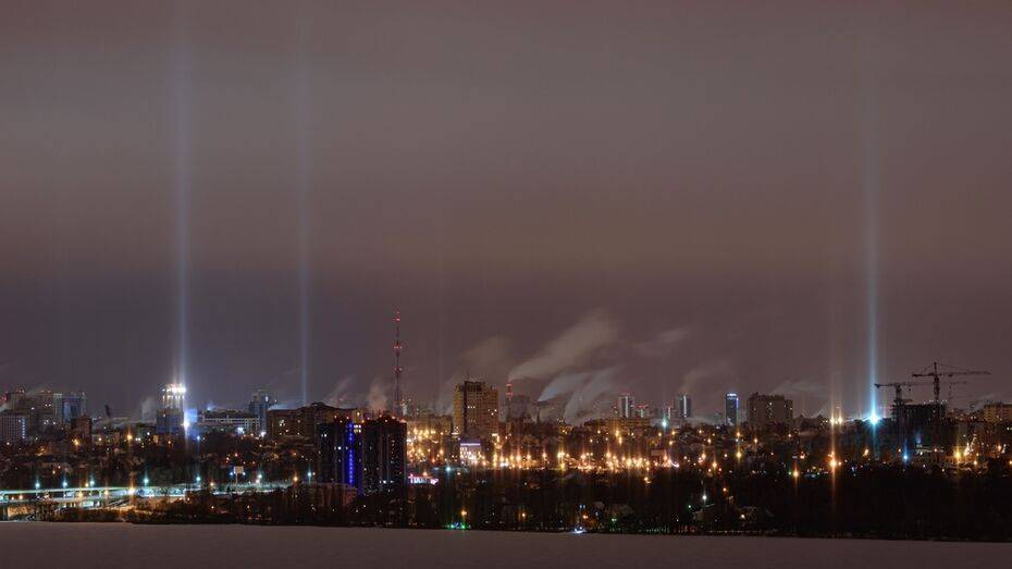 В небе над Воронежем заметили фантастические световые столбы