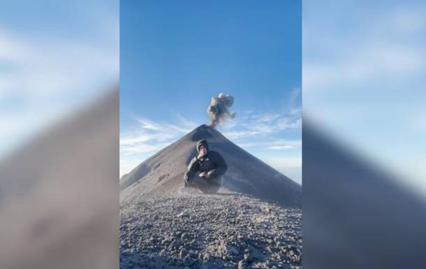 Вулкан Фуэго начал извержение за спиной туриста