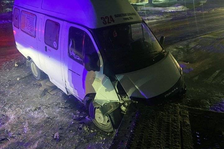 Новосибирская маршрутка врезалась в грузовик. Есть пострадавшие