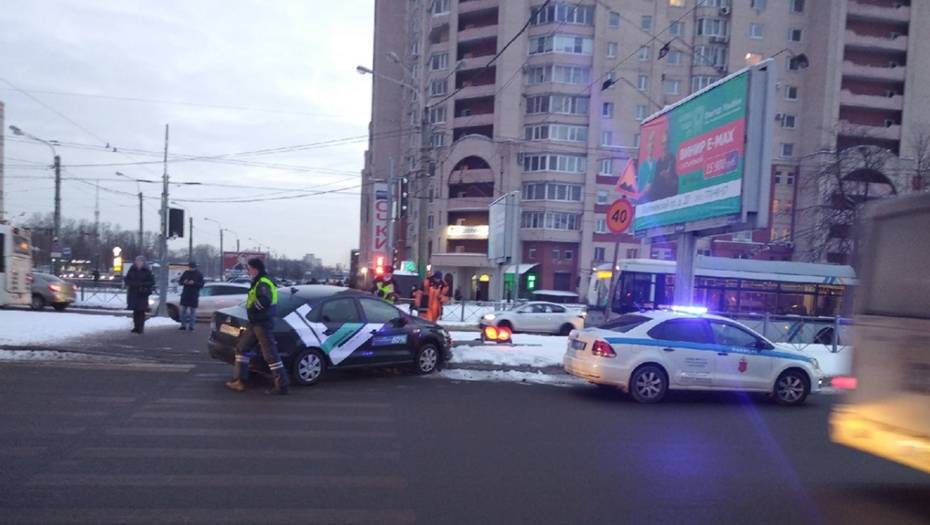 Каршеринг уронил светофор на севере Петербурга