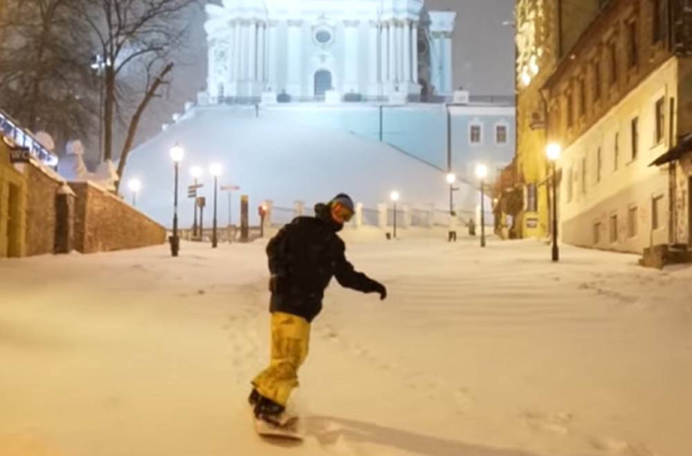 Киевляне придумали, как извлечь пользу из снегопадов: Андреевский спуск стал "горнолыжным курортом", видео