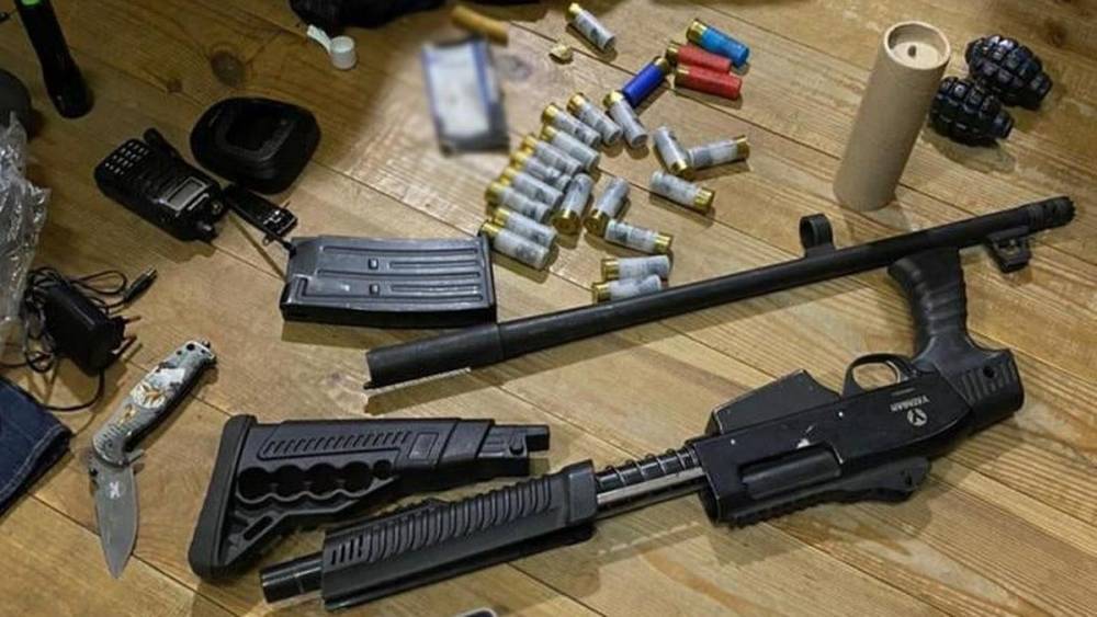 Полицейские изъяли у титушек Медведчука гранаты и огнестрельное оружие: фото