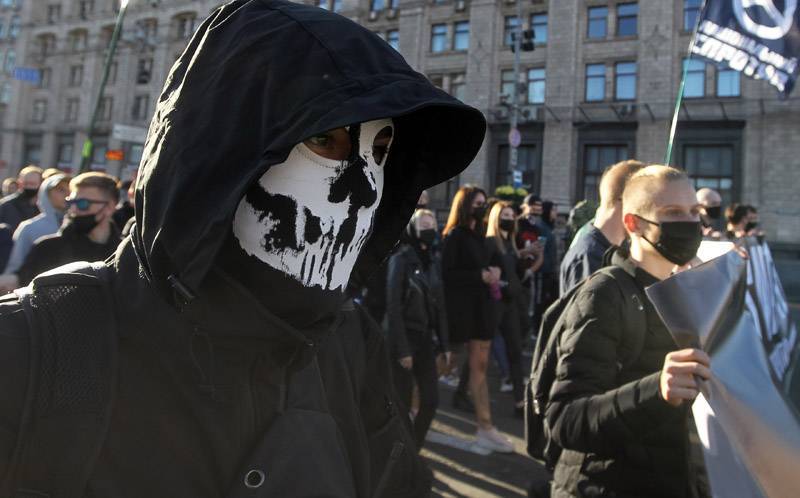 Полиция и националисты разгромили офис оппозиционной партии в Киеве