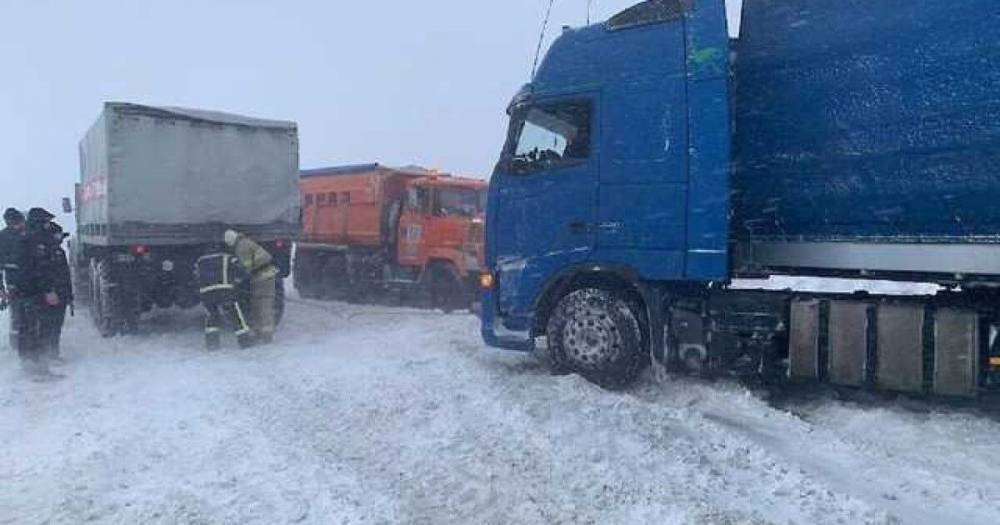 Киев закрывают для грузовиков из-за непогоды