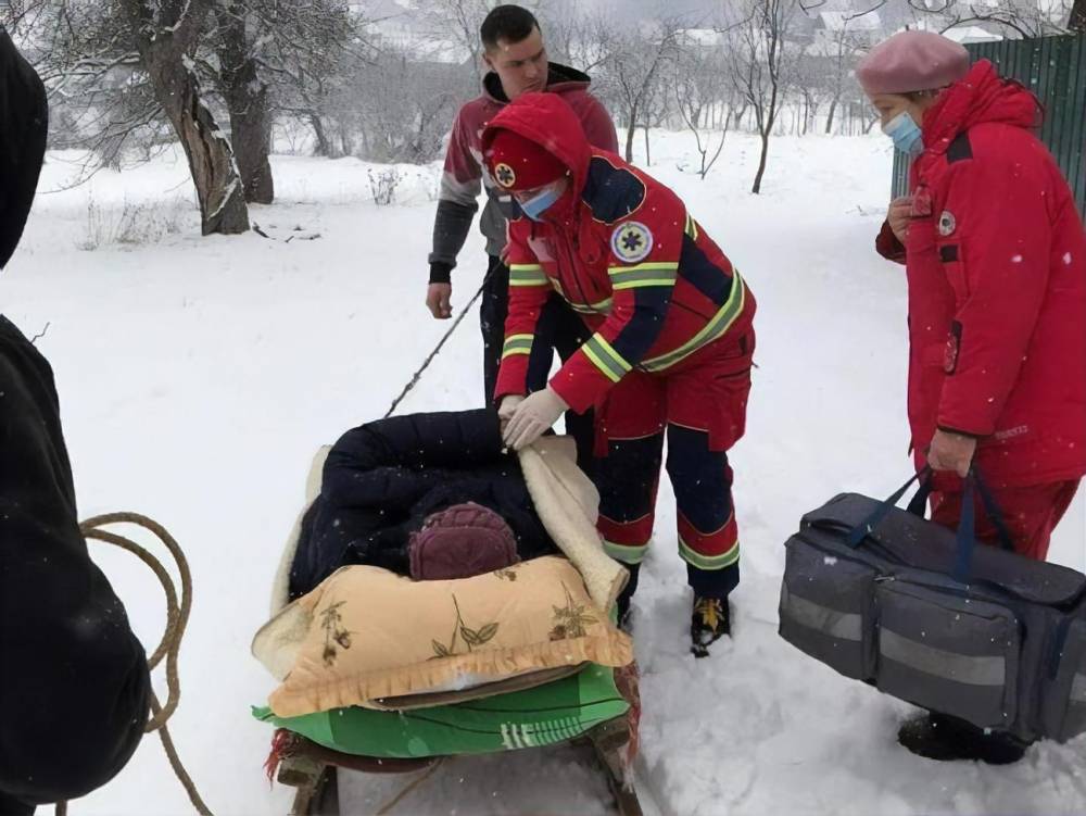 Во Львовская области скорая застряла в снегу – женщину с инфарктом везли на санях