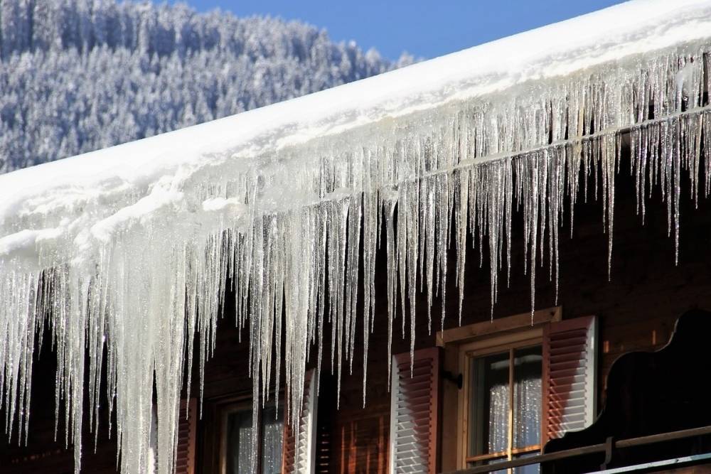 Директора томской УК оштрафовали за падение снега на детей с крыши