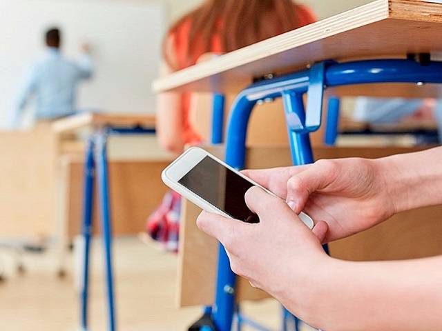 Роспотребнадзор запретил использовать смартфоны на уроках в школе