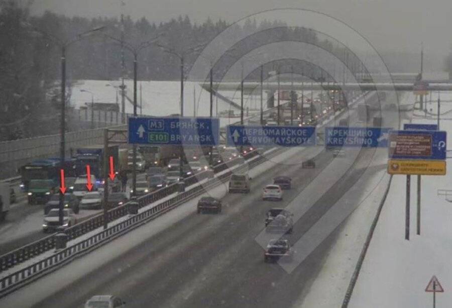 На Киевском шоссе столкнулись 3 автомобиля