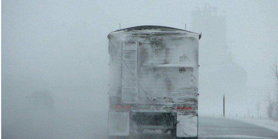 Снегопады в Украине: в пяти областях ограничено движение грузовиков