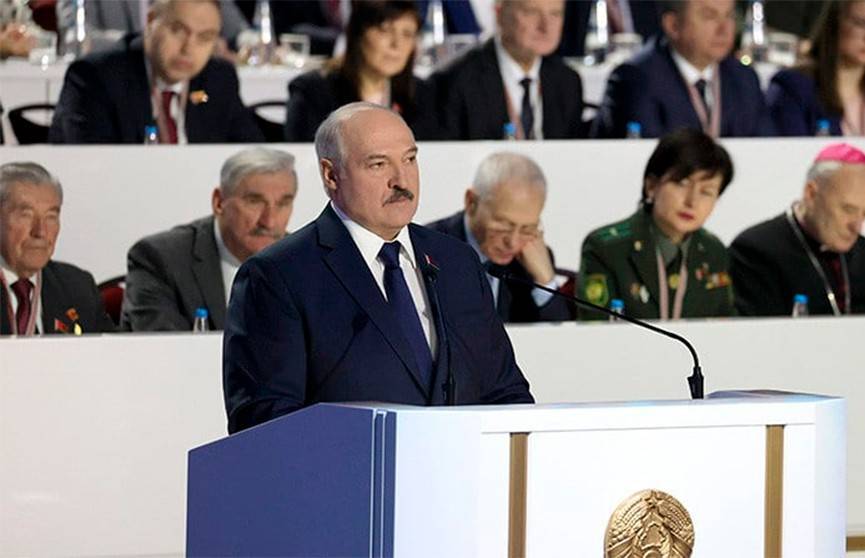 Лукашенко о тунеядцах: годами не работают, а ездят на дорогих машинах, еще и возмущаются