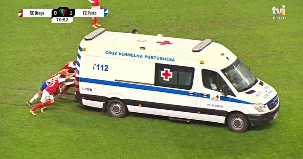 Конфуз в Португалии: футболистам пришлось толкать по полю автомобиль скорой помощи (видео)