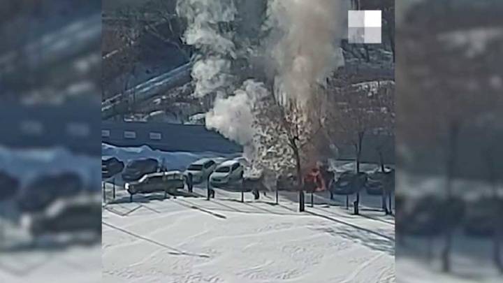 В центре Екатеринбурга на парковке загорелись три автомобиля