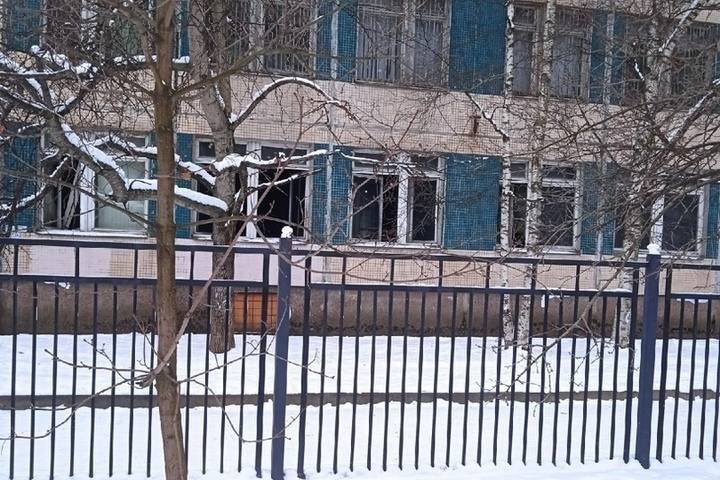 745 человек эвакуировали из школы 151 Петербурга из-за пожара в актовом зале