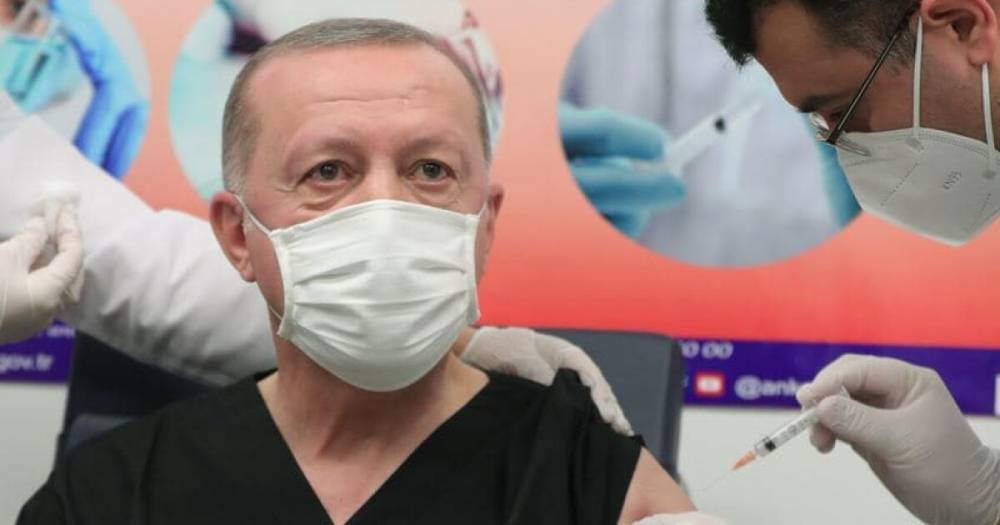 Президенту Турции Эрдогану сделали вторую прививку вакцины от коронавируса