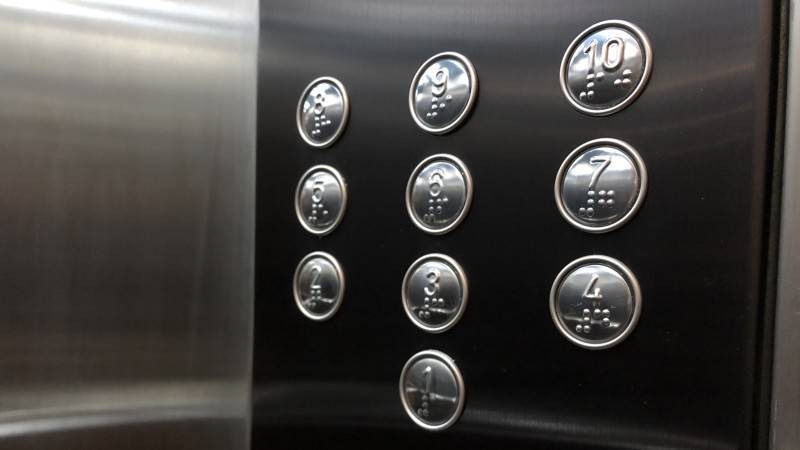 Без вести пропавшая девочка семь часов просидела в лифте в Иркутске