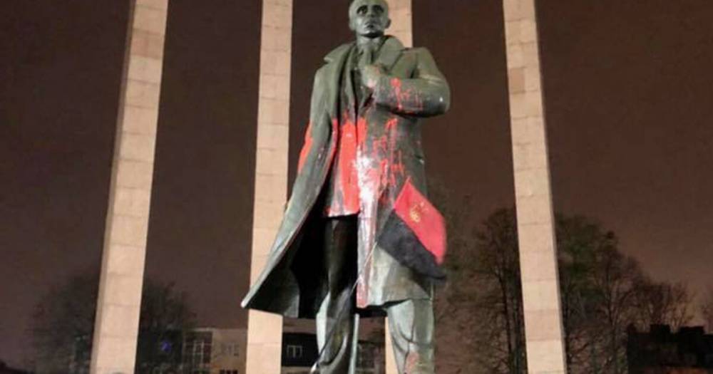 Полиция задержала подозреваемых в осквернении памятника Бандере во Львове