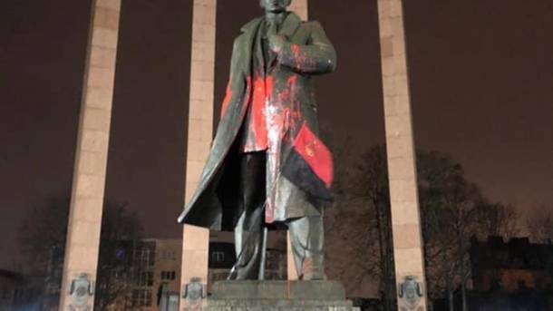 Во Львове полиция схватила двух подозреваемых в осквернении памятника Бандере