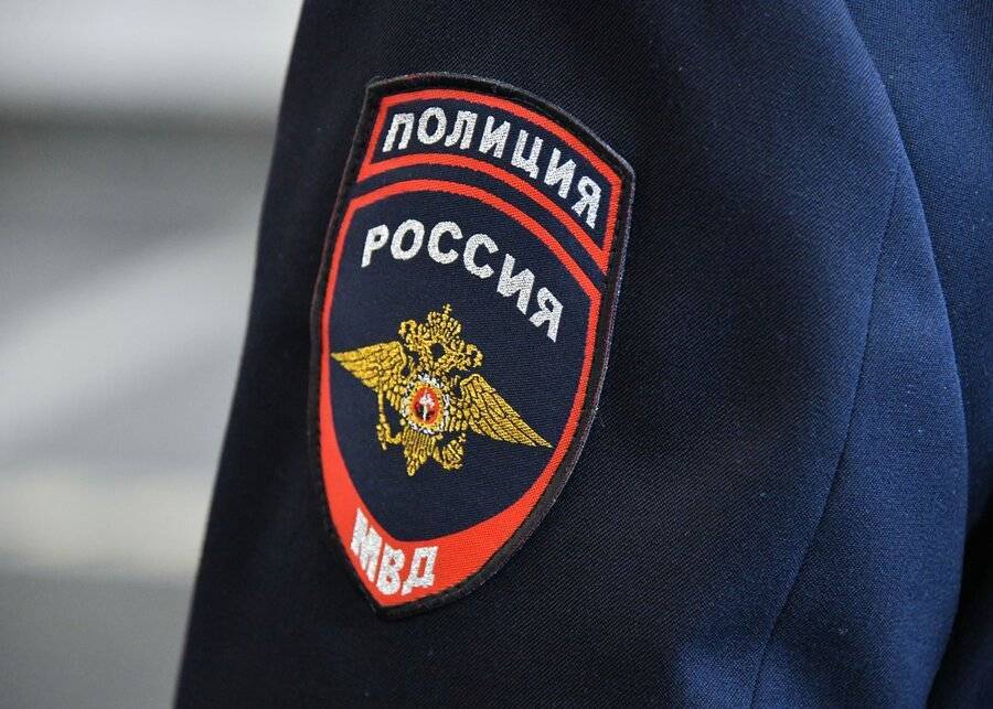 Полицейский пострадал при спасении женщины на пожаре в Москве