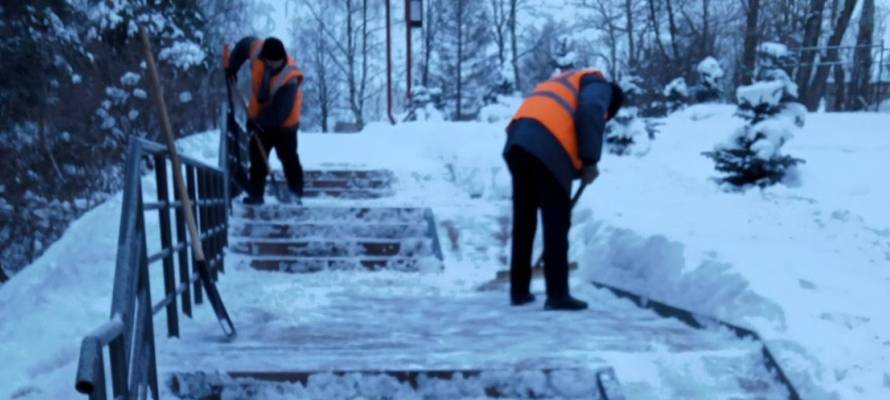Наледь на лестницах в Петрозаводске сбивают вручную (ФОТО)