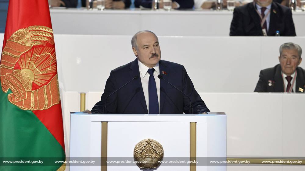 Лукашенко в очередной раз поручил ужесточить борьбу с выплатами зарплат в конвертах