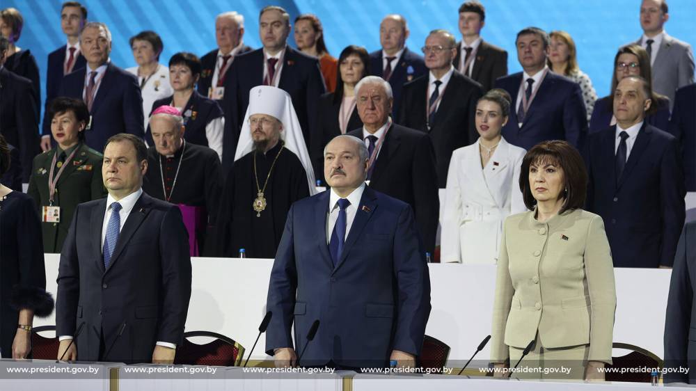 Лукашенко признался, что пока удалось удержать страну